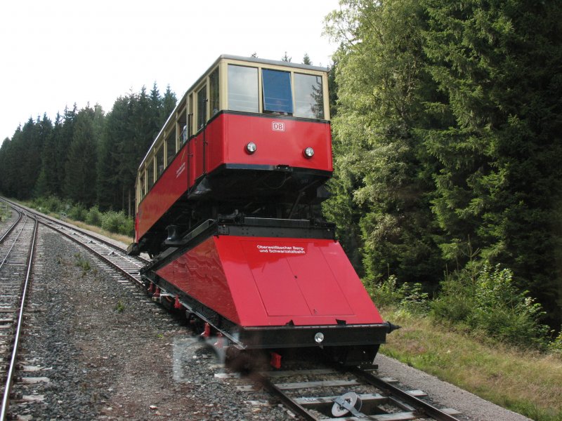 Gterbhne mit Personenwagen auf Talfahrt an der Ausweichstelle