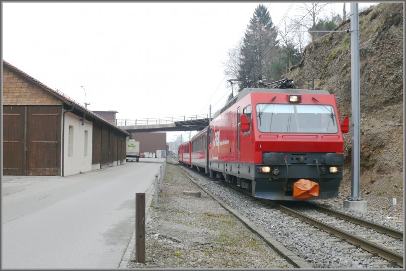 Gterlok Ge 4/4 1 im Reisezugdienst bei Herisau. Die hoch liegende Zug-und Stossvorrichtung deutet noch auf den Rollbockbetrieb hin. Was mich strt frs Erscheinungsbild der AB Fahrzeuge sind dies orangen Plasticscke ber den Kupplungen, wenn sie wenigstens rot wren... (17.04.2008)