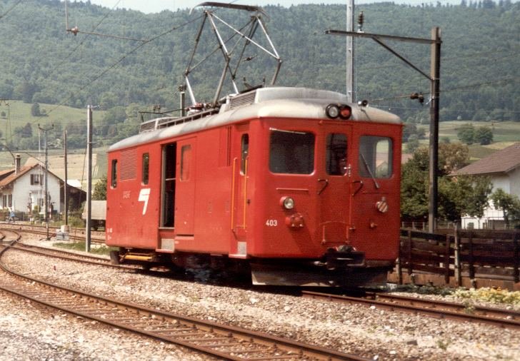 Gtermototwagen De 4/4 403 beim Rangieren im Bahnhofareal von Glovelier im Juni 1984