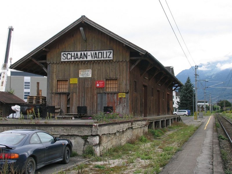 Gterschuppen bei Bahnhof Schaan-Vaduz (Liechtenstein) am 20-8-2008.