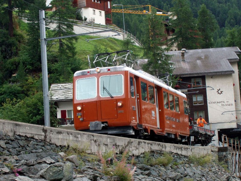Gtertriebwagen 3062 mit Gterwagen in Zermatt. 10.08.07