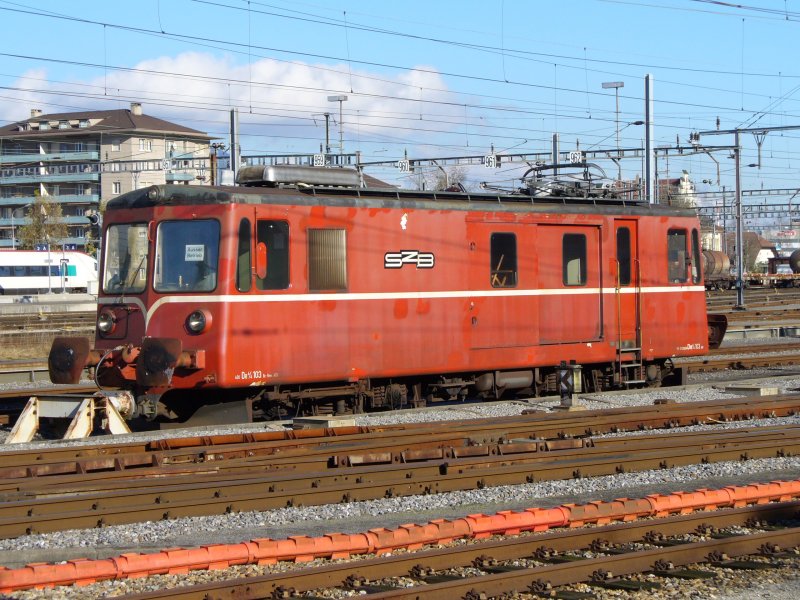 Gtertriebwagen De 4/4 103 mit dem Vermerk   AUSSER BETRIEB   im Frontfenster im RBS Bahnhofsareal von Solothurn am 18.11.2006