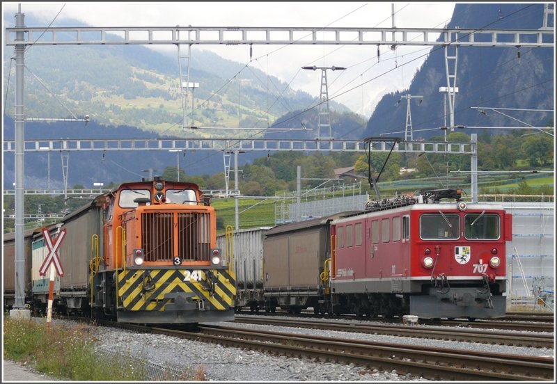 Gterverkehr ist auch heute noch ein wichtiger Zweig der Rhtischen Bahn. Ge 6/6 II 707  Scuol  wartet auf einen Gegenzug und Gm 4/4 241 verschiebt einige Valserwasser-Wagen in Untervaz-Trimmis. Der Taleinschnitt im Hintergrund ist die Klus Richtung Prttigau/Vereinatunnel. (02.10.2008)