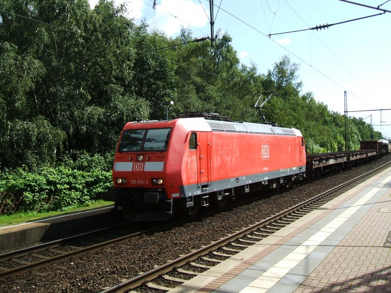 Gterverkehr durch Bochum-Nokia,die BR 185 016-3 mit
gemischten Gterzug.(04.09.2007)