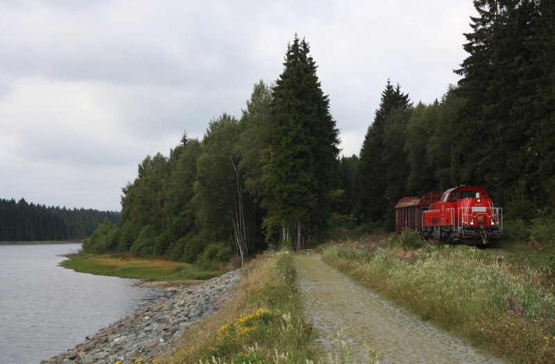 Gterverkehr im oberen Vogtland: 261 021 mit EK74831 Oelsnitz - Zwickau an der Talsperre Muldenberg zwischen Schneck und Muldenberg-Floplatz, 10.08.2012.