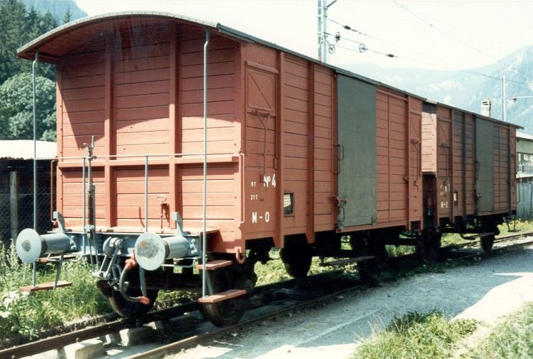 Gterwagen 1 + 4 der Martigny - Orsires Bahn ( heute TMR )im Bahnhofsareal von Le Chable im Okt.1984