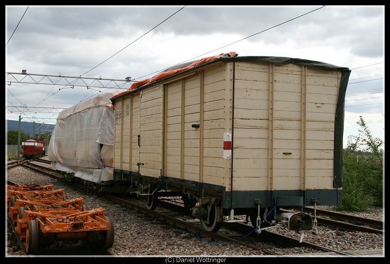 G�terwagen 358, dahinter OEG 2. Betriebshof Edingen, 04. Oktober 2009.
