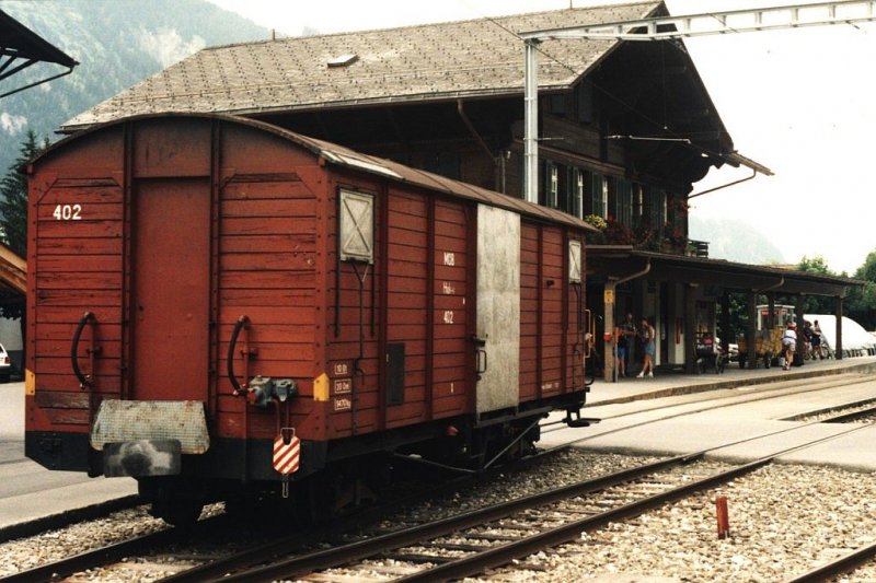 Gterwagen 402 auf Bahnhof Lenk am 28-07-1995. Bild und scan: Date Jan de Vries.