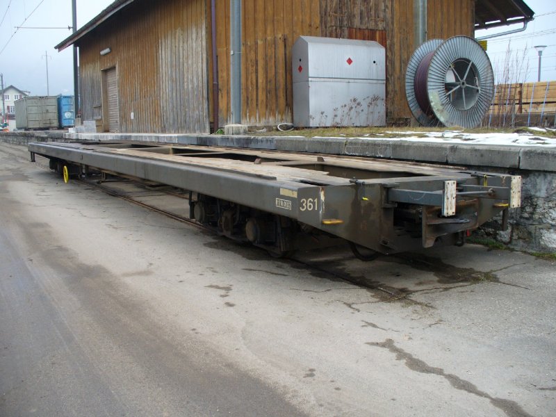 Gterwagen fr Abfallcontainer Sb 361 leer abgestellt im Bahnhof von Glovelier am 02.02.2007