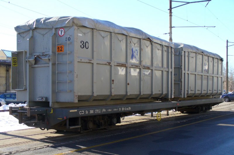 Gterwagen fr Abfallcontainer Sb 366 mit 2 Container abgestellt im Bahnhof von La Chaux de Fonds am 02.02.2007