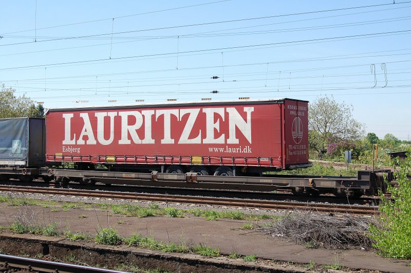 Gterwagen mit LKW-Anhnger der Firma Lauritzen aus dem dnischen Esbjerg steht in Mannheim Friedrichsfeld. 19.04.07