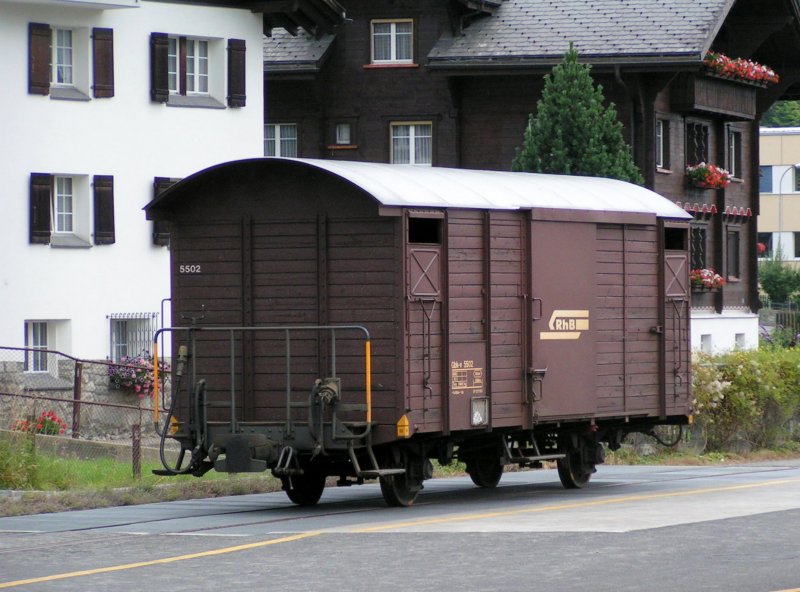Gterwagen der RhB allein auf weiter Flur auf dem Bahnhofsgelnde bei Disentis-Mustr. 07.08.07