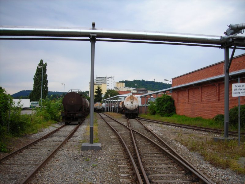 Gterwagen stehen im sommer 2007 im Industrie- und hafengebiet von Hameln