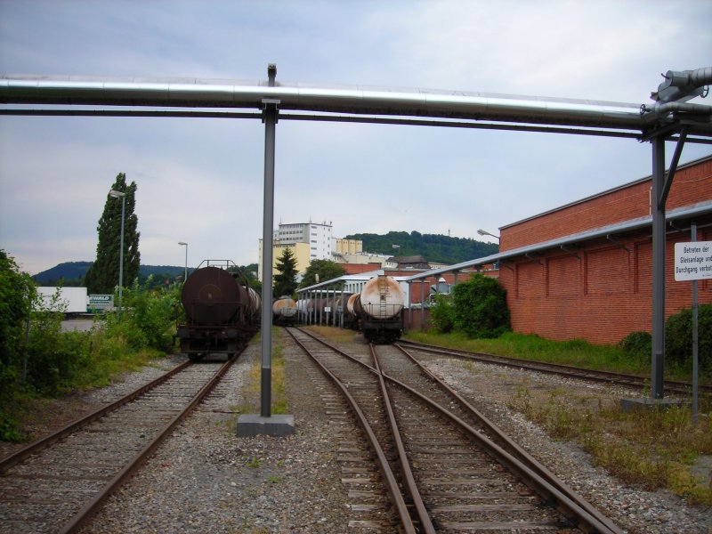 Gterwagen stehen im sommer 2007 im Industrie- und hafengebiet von Hameln
