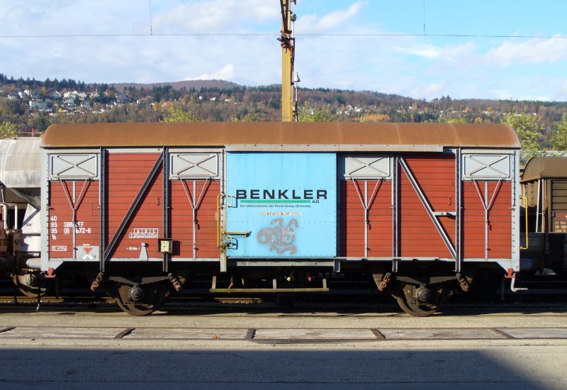 Gterwagen Vs 40 85 950 6 672-6 der Baufirma BENKLER AG im SBB Gterbahnhof von Biel-Bienne am 18.11.2006