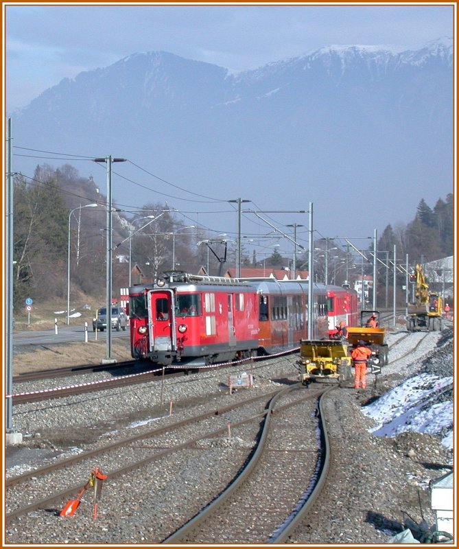 Gterxtrazug 9247 zwischen domat/Ems und Ems Werk. Deh 4/4 23 der MGB schleppt neuen Gelenktriebwagen Bhe 4/6 der Gornergratbahn von Landquart ins Wallis nach Zermatt. Ein ABt MGB Steuerwagen und ein B EW I RhB bilden den Schluss der ungewhnlichen Komposition. (01.02.2007)