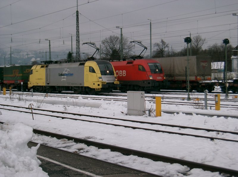 Gterzge im verschneiten Bahnhof Rosenheim am 21.01.2006