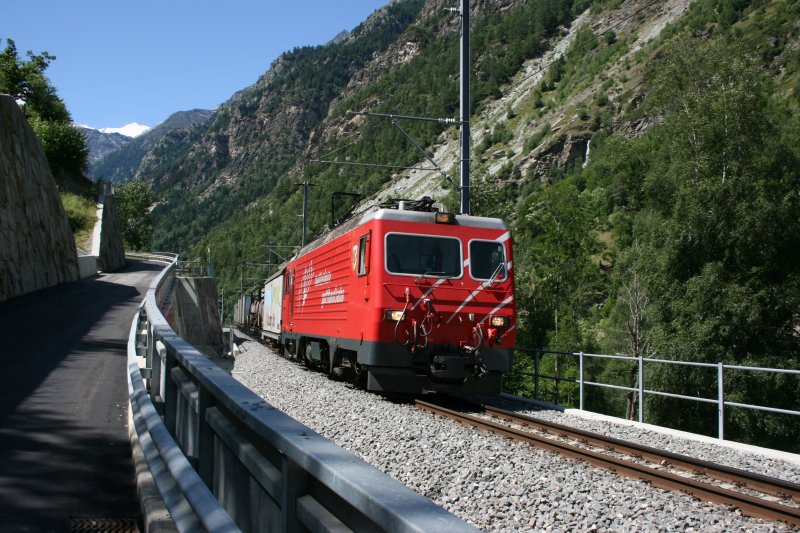Gterzug 4234 mit der HGe 4/4 102 am 25.7.2009 zwischen Kipferwald und Kalpetran. 