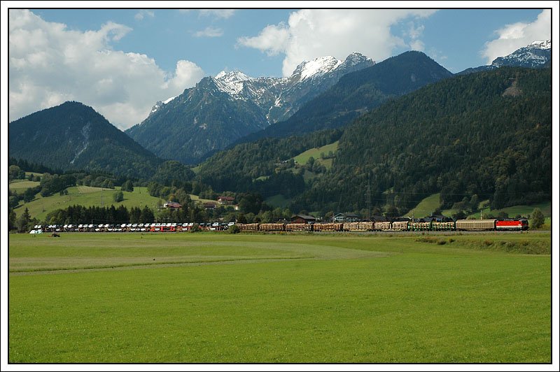 Gterzug 54635, der am 14.9.2007 ziemlich im Plan lag, kurz vor der Einfahrt in Haus im Ennstal mit dem Dachstein im Hintergrund. Traktioniert wurde er von 1044 100.
