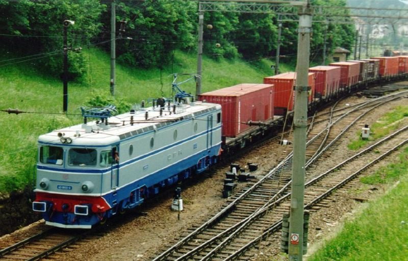 Gterzug auf mit Lok 40-? auf der Kursbuchstrecke 300 (Rumnien) (Bucureşti–Braşov–Cluj-Napoca–Oradea–Episcopia Bihor) bei Timişu de Jos nach Braşov(Kronstadt) in Richtung Ploiesti (23.05.2002)