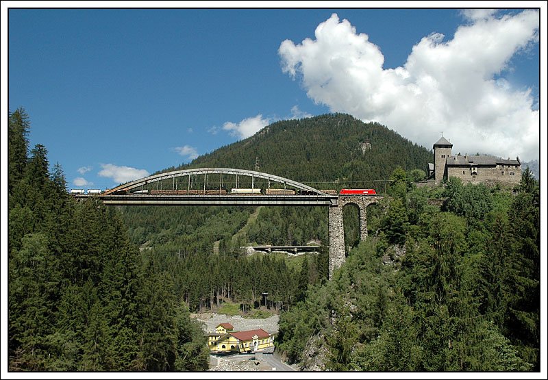 Gterzug bei der Querung der Trisannabrcke auf der Arlberg Ostrampe am 25.7.2007. Links zu sehen - Schloss Wiesberg.