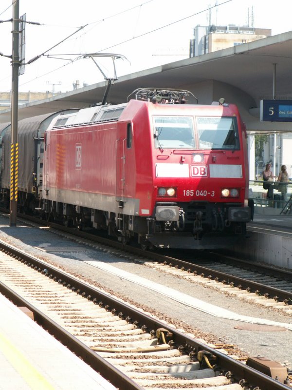 Gterzug bespannt mit 185 040-3 der Deutschen Bahn bei der Durchfahrt in Linz Hbf, 10.7.2006