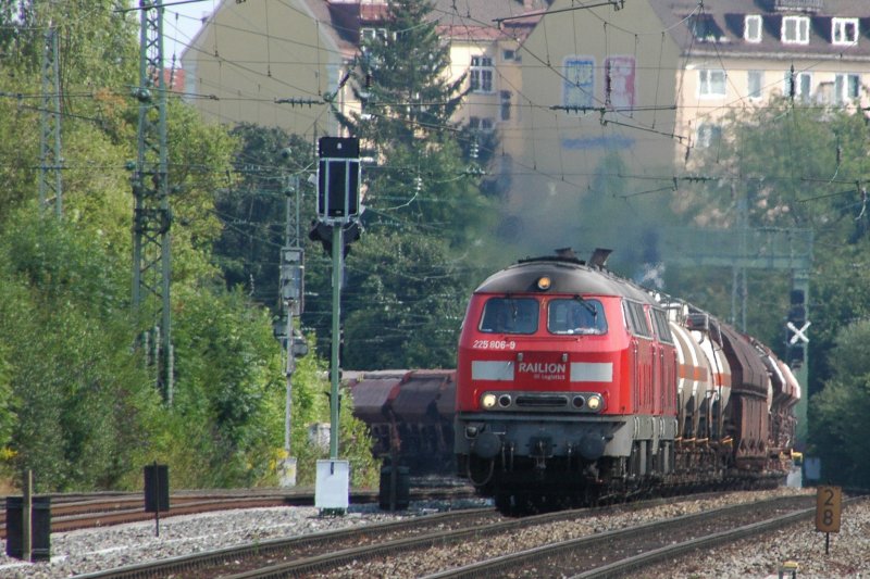 Gterzug und kein Ende: 225 806 + 805 am 16.08.08 mit dem 52682 aus Mhldorf nach Mnchen-Nord am Heimeranplatz
