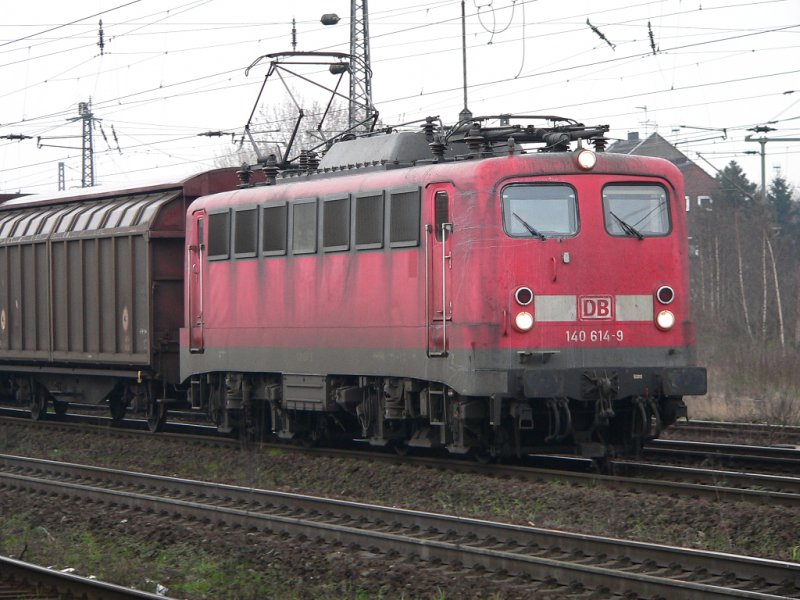 Gterzug mit der 140 614-9 bei der Durchfahrt in Oberhausen Osterfeld-Sd am 16.3.07