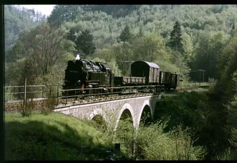 Gterzug mit aufgeschemelten Wagen (Rollwagen) berquert das einzige Viadukt der Harzer Schmalspurbahn 1984