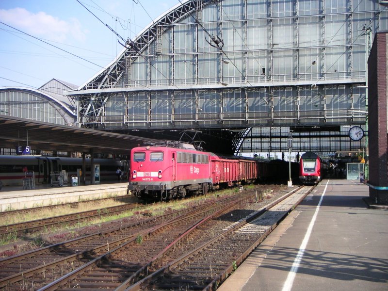 Gterzug mit Br 141 fhrt am 8.6.2007 durch den Bahnhof Bremen Hbf. An Gleis 3 steht ein RE nach Hannover.