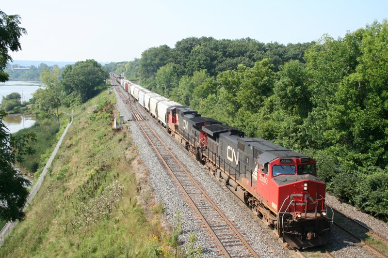 Gterzug mit CN C44-9W 2550 und 2609 auf dem Weg nach Osten am 15.8.2009 an der Bayview Junction bei Hamilton.