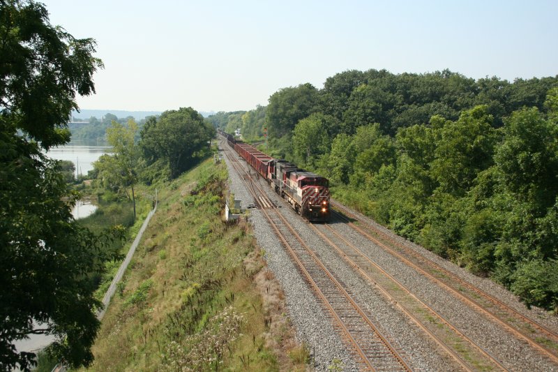 Gterzug mit CN (ehemals BC-Rail British Columbia Railway) C44-9W 4642 und CN SD75I 5755 auf dem Weg nach Osten am 15.8.2009 an der Bayview Junction bei Hamilton. Die BC-Rail Lokomotive, fr einge Fuzzis das Hauptziel des Tages, kam nun doch noch und auch an der Spitze.