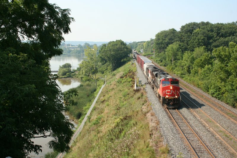 G�terzug mit CN ES44DC 2307 und CN (ehemals BC-Rail British Columbia Railway) C40-8M 4603 auf dem Weg nach Osten am 15.8.2009 an der Bayview Junction bei Hamilton.
Die BC-Rail Lokomotive war f�r einge Fuzzis das Hauptziel des Tages, leider war sie an der falschen Stelle und musste umgesetzt worden sein, da sie auf der Hinfahrt auch schon an zweiter Stelle war. Aber diese Lok wurde mit einer anderen verwechselt, die eine Stunde sp�ter kam.