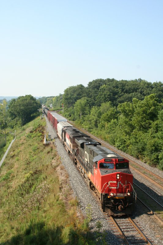 G�terzug mit CN ES44DC 2307 und CN (ehemals BC-Rail British Columbia Railway) C40-8M 4603 auf dem Weg nach Osten am 15.8.2009 an der Bayview Junction bei Hamilton.