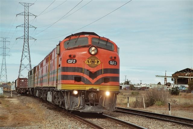 Gterzug mit den drei Maschinen CLF2, CLP18 und GM-38 bei Dry Creek SA am 3. November 2006. Bei den Loks der CL-Serie handelt es sich um Normalspurmaschinen, 1970 von Clyde unter GM/EMD-Lizenz gebaut. Mit 3300 PS Leistung und einer Vmax von 130 km/h (CLF, fr Gterzge) bzw. 140 km/h (CLP, fr Reisezge) befrderten die Loks vorallem transkontinentale Expresszge wie den Indian Pacific (Sydney-Perth), aber auch schwere Gterzge, die heutige Hauptaufgabe dieser Maschinen. Ursprnglich von den Commonwealth Railways beschafft gehren diese Loks heute zur Australian Southern Railway (ASR). Die GM-Class-Maschinen sind hnlich, aber weniger leistungsfhig, GM-38 zeigt sich brigens auf dem Foto noch mit dem grnen Anstrich der Australian National (AN).