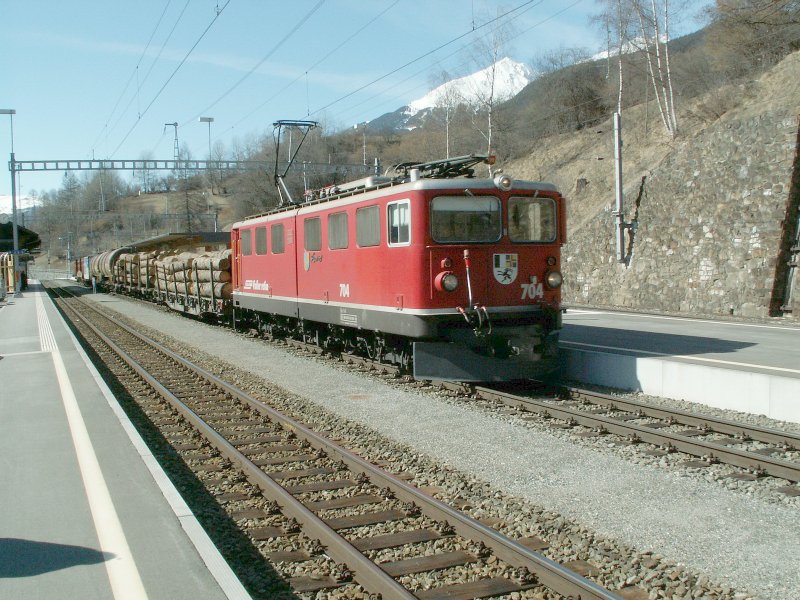 Gterzug mit Ge 6/6 704 durchfhrt den Bhf.Filisur in Richtung
Albulapass in`s Engadin.12.03.07
