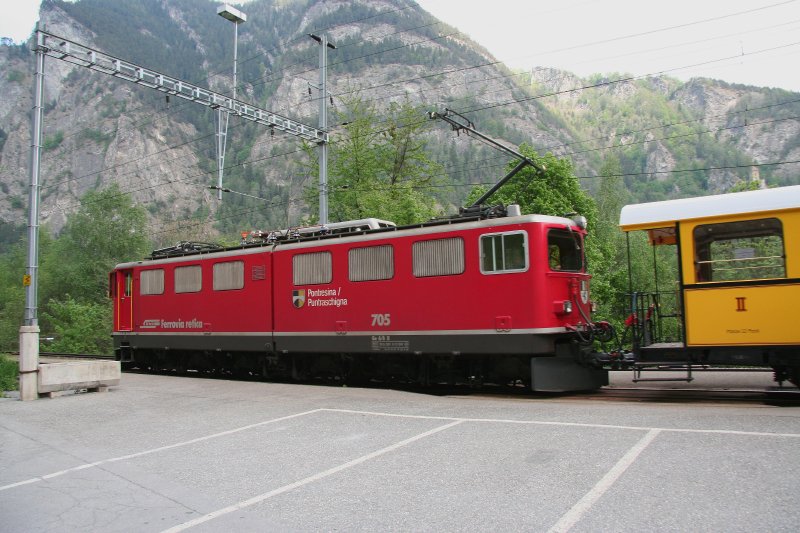 Gterzug mit Ge 6/6 II 705  Pontresina/Puntraschigna  + BC 110 + 12 weiteren Gterwagen verlt soeben am 1. Mai 2007 den Bahnhof Rothenbrunnen.