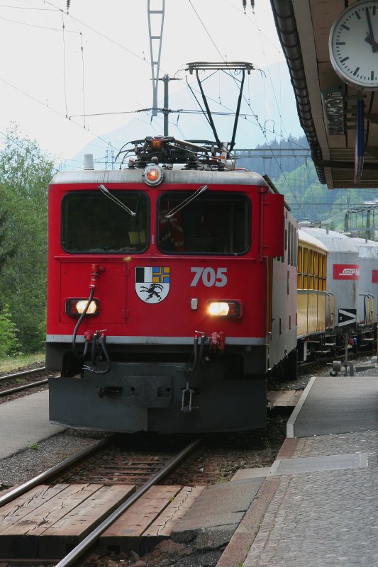 Gterzug mit Ge 6/6 II 705  Pontresina/Puntraschigna  am 1. Mai 2007 im Bahnhof Rothenbrunnen.