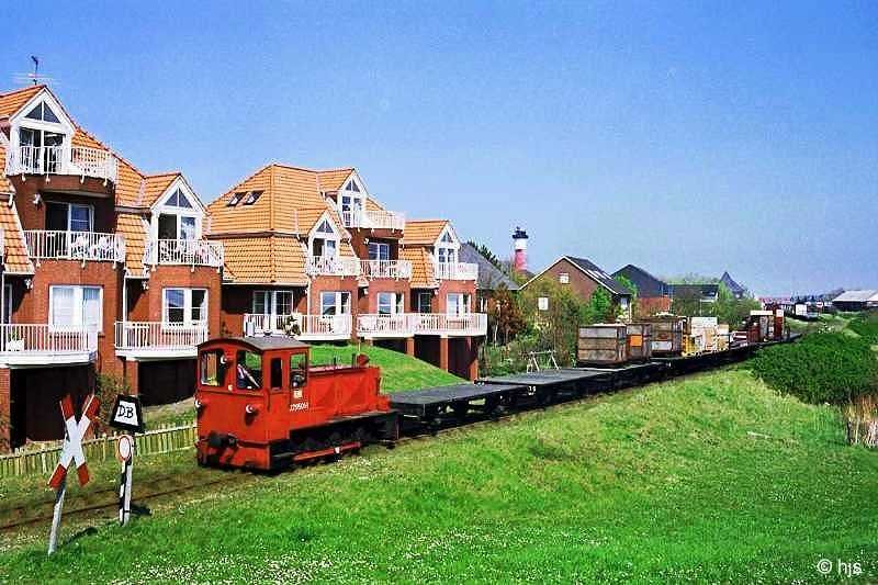 Gterzug mit Lok 329 501 am Ortsrand (30. April 1990). Im Hintergrund ist ein Teil des Bahnhofsgelndes zu sehen.