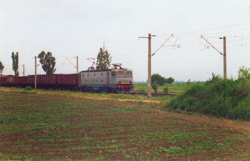 Gterzug mit Lok 40 auf dem Weg von Galati nach Buzau am 27.05.2002