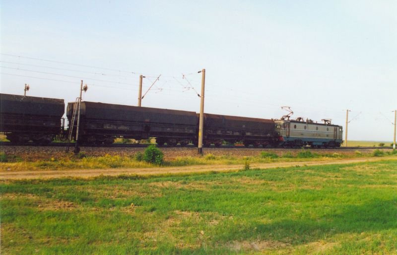 Gterzug mit Lok 40 auf dem Weg von Buzau nach Ploiesti am 26.05.2002
