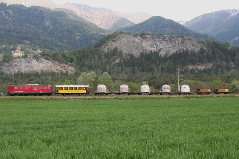 Gterzug mit Personenwagenberfhrung aus Samedan (mit wahrscheinlichem Ziel Landquart) bestehend aus Ge 6/6 II 705  Pontresina/Puntraschigna  + BC 110 + Uc 8069 + Uc 8081 + Uc 8091 + Uc 8032 + Uc 8093 + Xc 9419 + Xc 9421. Am 1. Mai 2007 zwischen Rodels-Realta und Rothenbrunnen. Im Hintergrund die aus dem 13. Jahrhundert stammende und bis heute bewohnte Burg Ortenstein. 