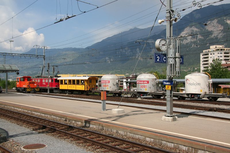 Gterzug mit Personenwagenberfhrung aus Samedan (mit wahrscheinlichem Ziel Landquart) bestehend aus Ge 6/6 II 705  Pontresina/Puntraschigna  + BC 110 + Uc 8069 + Uc 8081 + Uc 8091 + Uc 8032 + Uc 8093 + Xc 9419 + Xc 9421. Daneben abgestellt steht Tm 2/2 117. Bahnhof Thusis am 1. Mai 2007. 