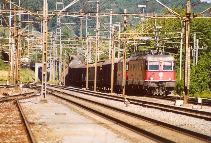 Gterzug mit Re 10/10 am 29. Juli 2003 bei der Durchfahrt in Killwangen-Spreitenbach. Der Zug kommt von der Heitersbergstrecke.