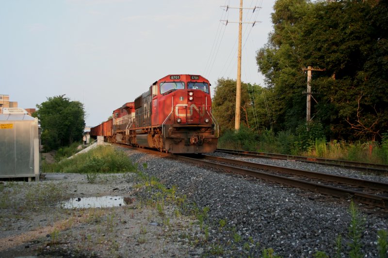 Gterzug mit SD75I 5701 der CN und C44-9W (Dash9) 4642 der BC-Rail(Bay Coast Railroad 1 von 11) am 4.8.2009 in Brampton. Die 2 Kinder, die sich hinter einem Schaltkasten verstecken hatten vorher noch an den Gleisen gespielt.
