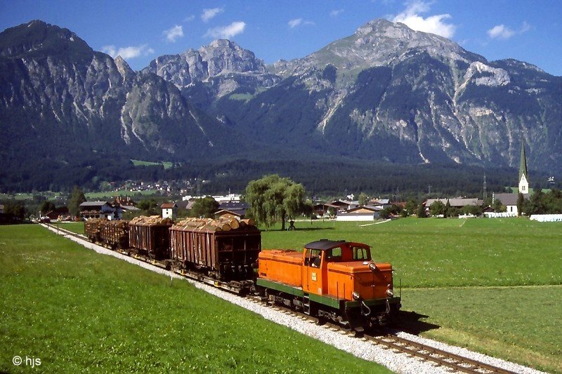 Gterzug mit StLB-Leihlok VL 23 bei Strass (3. September 2001)