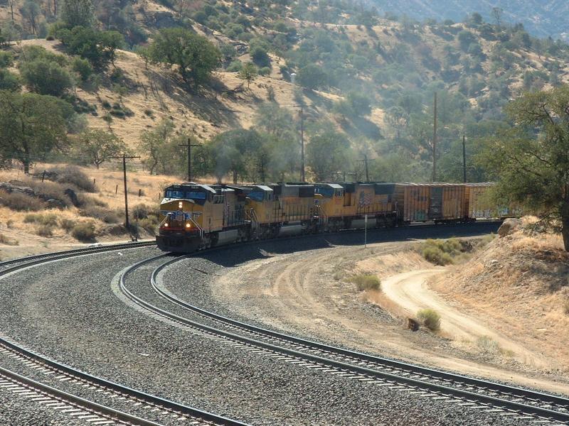 Gterzug der Santa Fe qult sich am Tehachapi - Loop den Berg herauf.