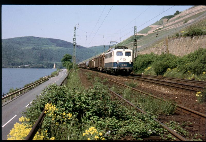 Gterzug unterhalb des Berg Rottland bei Rdesheim in Richtung Wiesbaden, ca. 2001