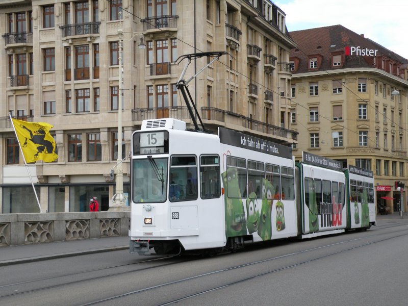 Guggummere 666 mit der MUBA Werbung fhrt ber die Mittlere Rheinbrcke Richtung Schifflnde. Die Aufnahme entstand am 11.10.2009