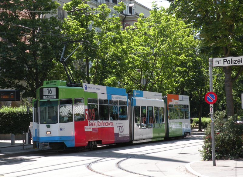Guggummere 677 mit der Werbung der reformierten Kirche Basel bedient die Haltestelle Heiliggeist Kirche der Linie 16. Die Aufnahme stammt vom 17.06.2009.